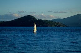 Archipel-des-Comores;-France;-Île;-Kaleidos;-Kaleidos-images;-La-parole-à-limage;-Laurent-Abad;-Lumière-du-soir;-Mayotte;-Mer;-Navigation;-Océan-Indien;-Stories-Pictures;-Voile;-Voilier